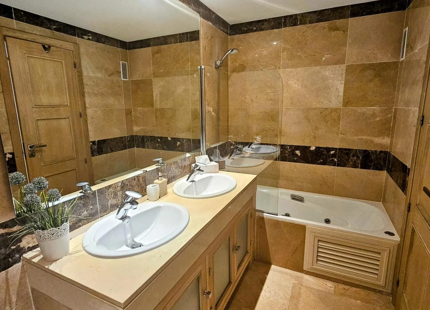 Appartamento Puerto De La Duquesa, Beachfront Sea Views 500M To Beach And Duquesa Marina Manilva Spagna